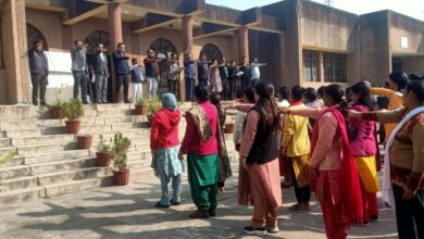 Haridwar: जिलाधिकारी ने अधिकारियों एवं कर्मचारियों को दिलाई संविधान की उद्देशिका की शपथ