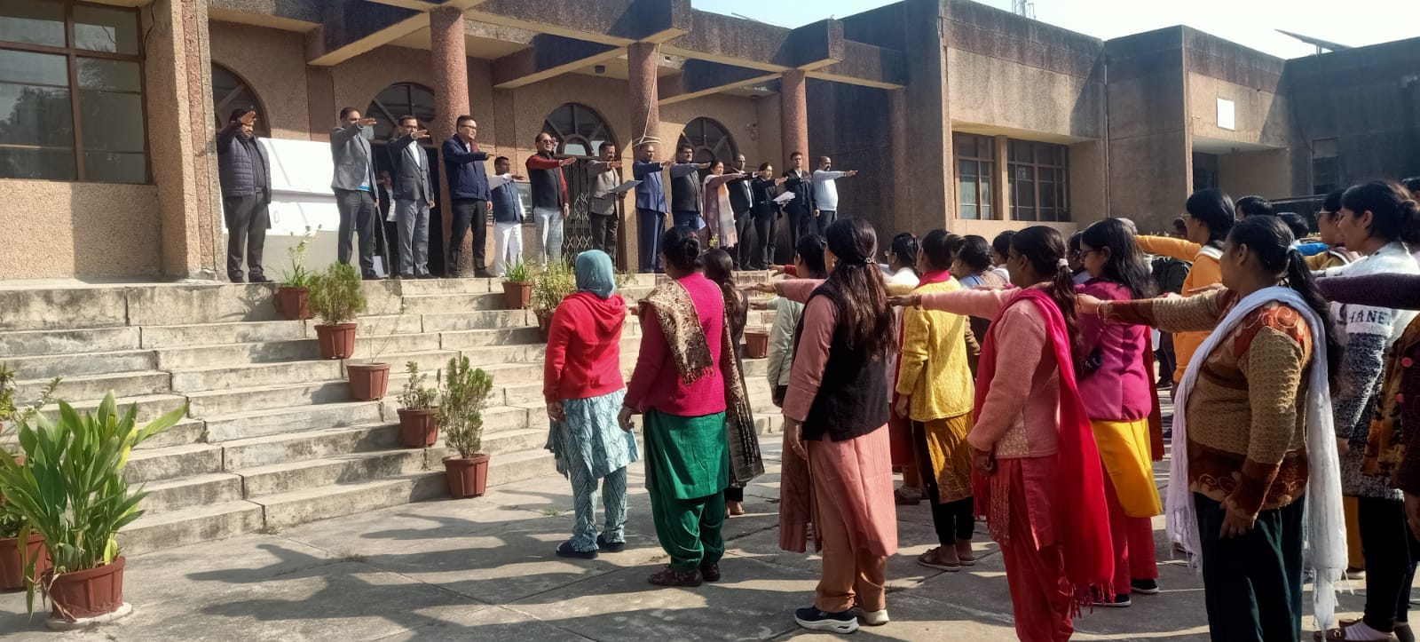 Haridwar: जिलाधिकारी ने अधिकारियों एवं कर्मचारियों को दिलाई संविधान की उद्देशिका की शपथ
