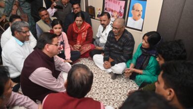 Roorkee: पूर्व विधायक चंद्रशेखर के निधन पर शोक व्यक्त करने पहुंचे मुख्यमंत्री धामी, शोक व्यक्त कर परिवार जनों को बंधाया धीरज