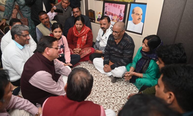Roorkee: पूर्व विधायक चंद्रशेखर के निधन पर शोक व्यक्त करने पहुंचे मुख्यमंत्री धामी, शोक व्यक्त कर परिवार जनों को बंधाया धीरज