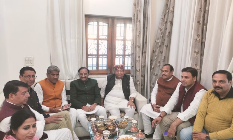 Roorkee: पूर्व सांसद डॉ. निशंक ने पूर्व विधायक सुरेश चंद्र जैन के घर जाकर जाना हाल-चाल