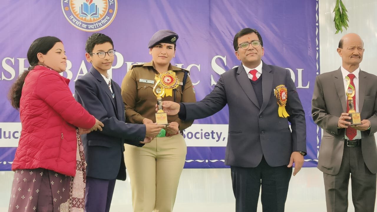 Uttarakhand: जिलाधिकारी और पुलिस अधीक्षक ने स्कूली बच्चों को करियर और सुरक्षा के महत्वपूर्ण दिए टिप्स Uttarakhand: जिलाधिकारी और पुलिस अधीक्षक ने स्कूली बच्चों को करियर और सुरक्षा के महत्वपूर्ण दिए टिप्स