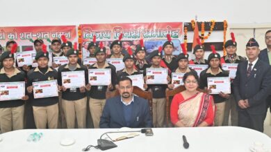 Haridwar: विजय दिवसपर जिलाधिकारी ने पूर्व सैनिकों को शॉल ओढाकर किया सम्मानित