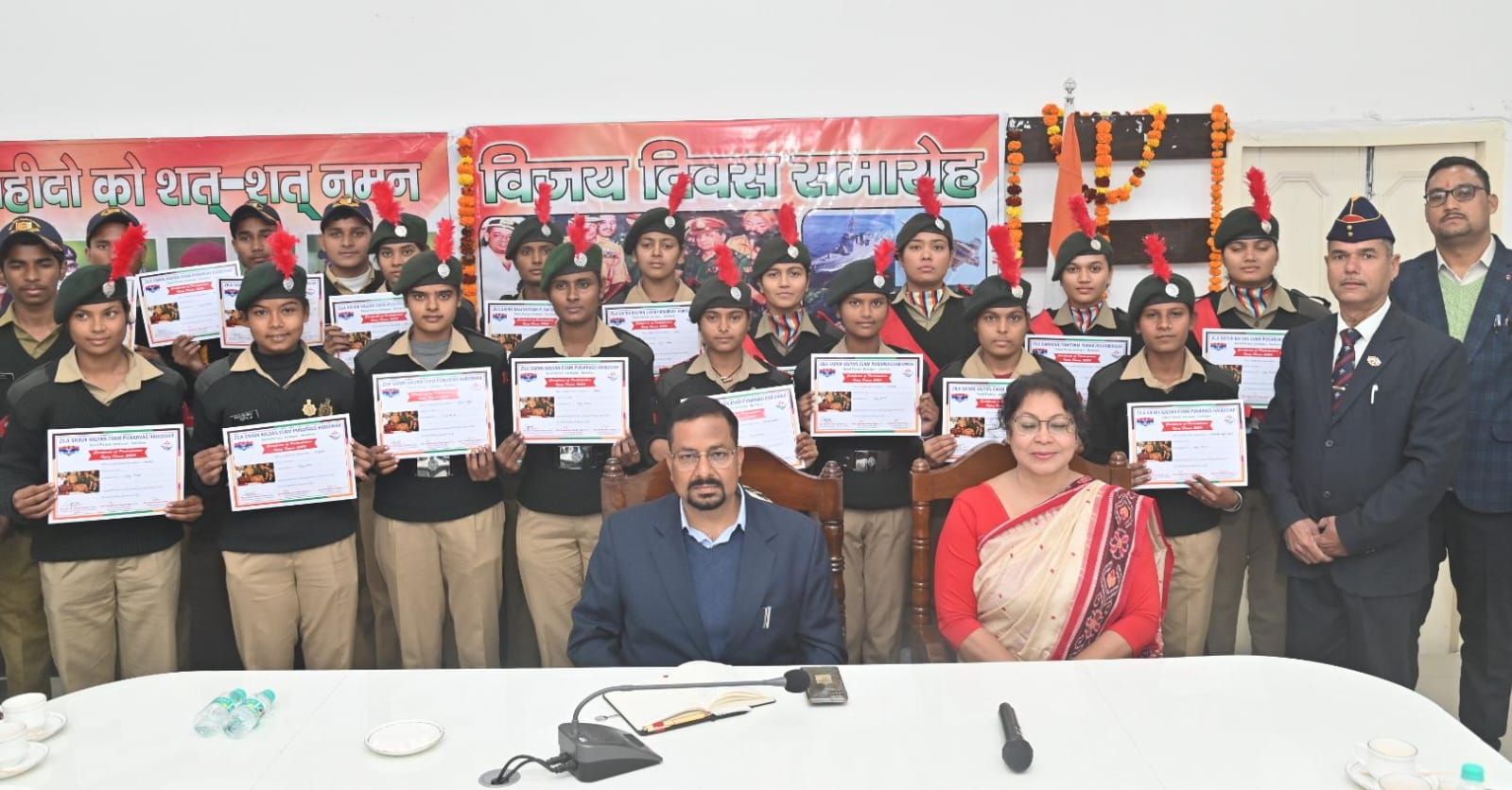 Haridwar: विजय दिवसपर जिलाधिकारी ने पूर्व सैनिकों को शॉल ओढाकर किया सम्मानित