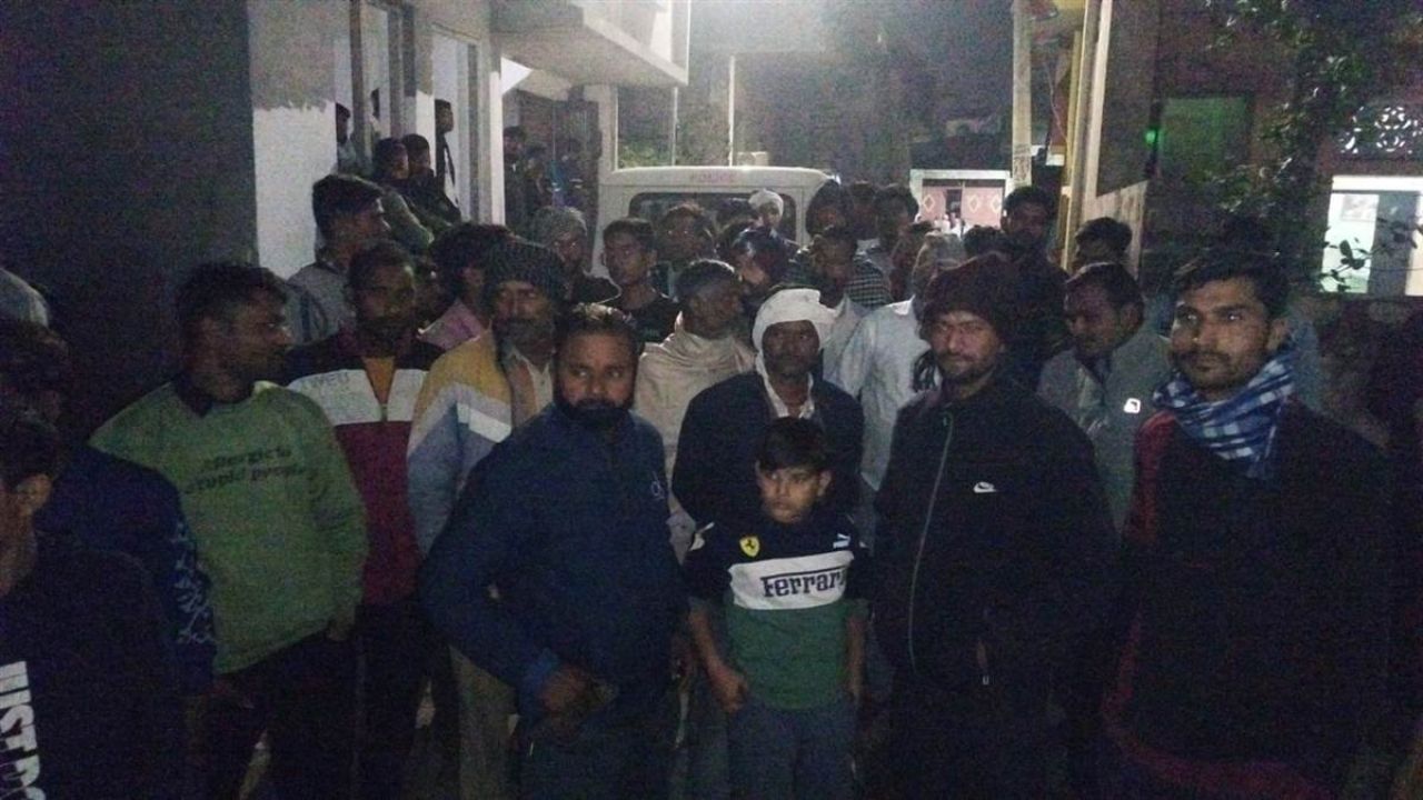 Roorkee: शिवलिंग पर खून चढ़ाने को लेकर युवक का हंगामा, पुलिस ने किया हिरासत में