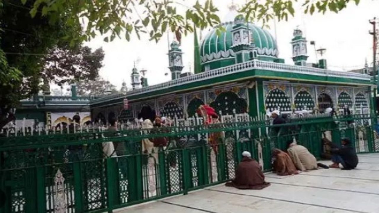 Bangladesh में हिंदूओं पर हो रहे हमलों के खिलाफ मुस्लिम समुदाय की प्रार्थना और चादर चढ़ाई