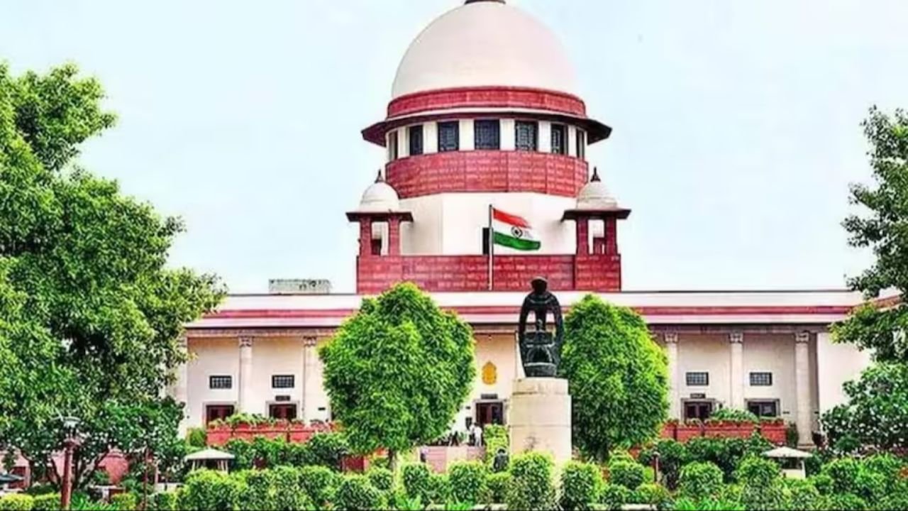 Supreme Court ने रेप-मर्डर के दोषी की फांसी पर लगाई रोक, जानिए क्यों लिया यह फैसला Supreme Court ने रेप-मर्डर के दोषी की फांसी पर लगाई रोक, जानिए क्यों लिया यह फैसला