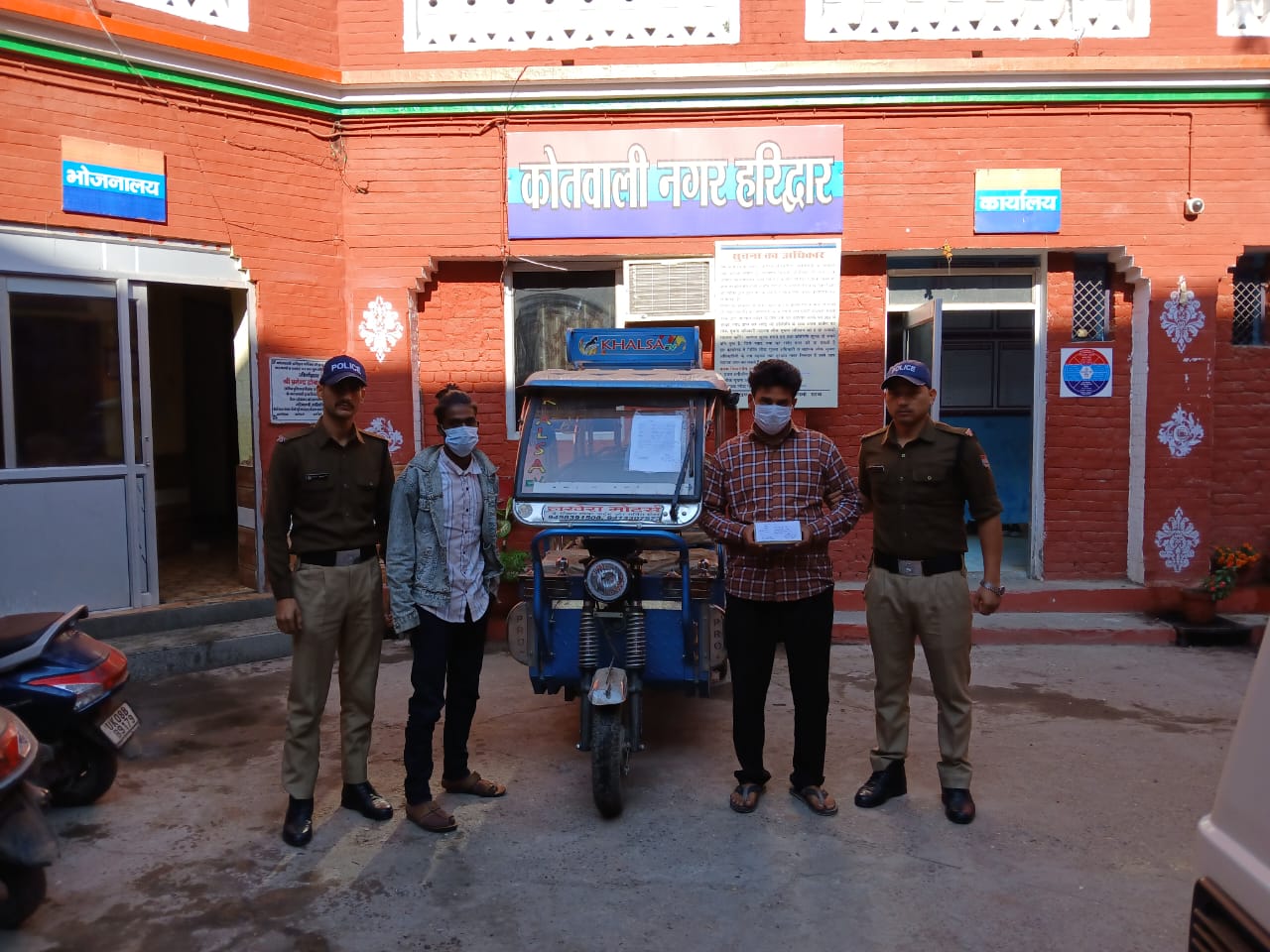 Haridwar: ई-रिक्शा एवं मोबाइल फोन चोरी का खुलासा, वारदात में शामिल 2 गिरफ्तार, चोरी वाहन व मोबाइल बरामद