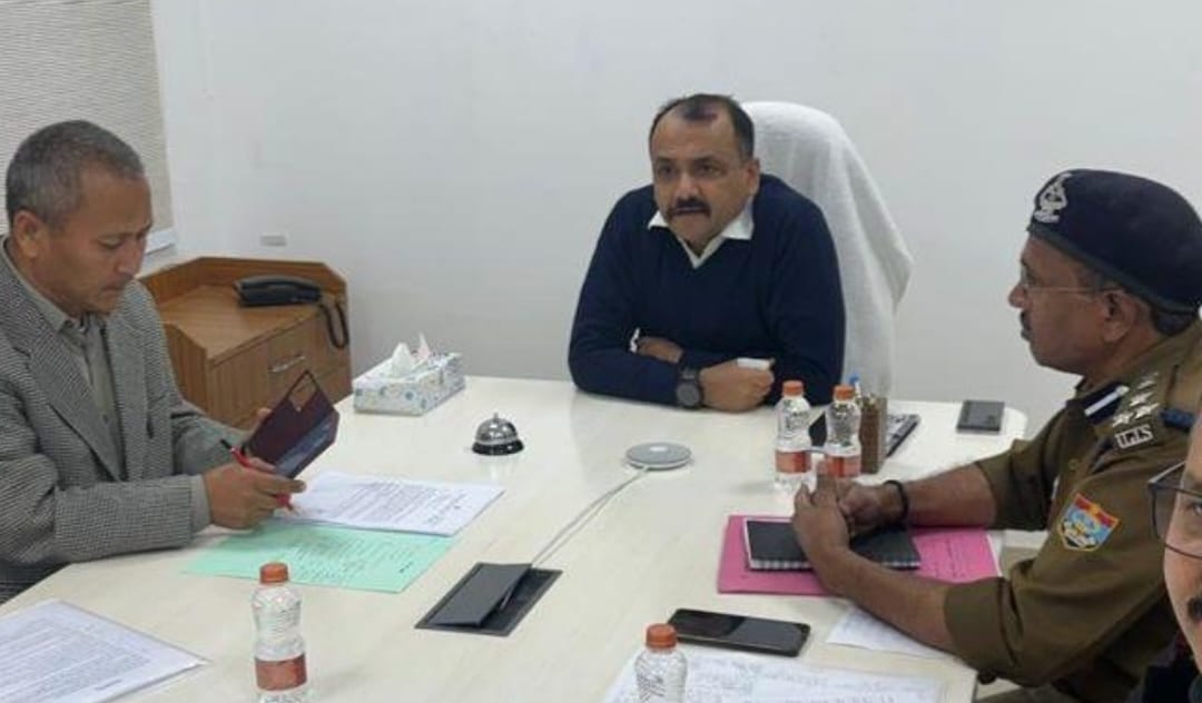 Uttarakhand: अपर पुलिस महानिदेशक कारागार, अभिनव कुमार ने वीडियो कान्फ्रेंसिग के माध्यम से अधीनस्थ समस्त कारागार अधीक्षकों की ली बैठक, दिए दिशा निर्देश Uttarakhand: अपर पुलिस महानिदेशक कारागार, अभिनव कुमार ने वीडियो कान्फ्रेंसिग के माध्यम से अधीनस्थ समस्त कारागार अधीक्षकों की ली बैठक, दिए दिशा निर्देश