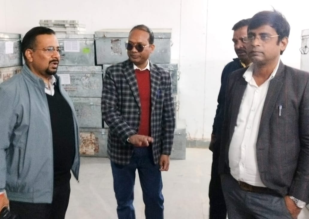 Haridwar: जिला निर्वाचन अधिकारी/ जिलाधिकारी ने किया ईवीएम व वीवीपैट मशीन का निरीक्षण