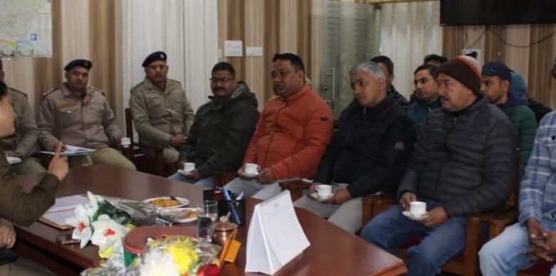 Uttarakhand: आगामी चारधाम यात्रा, नशा एवं अपराध नियंत्रण को लेकर की एसपी उत्तरकाशी ने ली बैठक