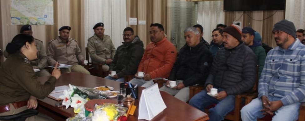 Uttarakhand: आगामी चारधाम यात्रा, नशा एवं अपराध नियंत्रण को लेकर की एसपी उत्तरकाशी ने ली बैठक