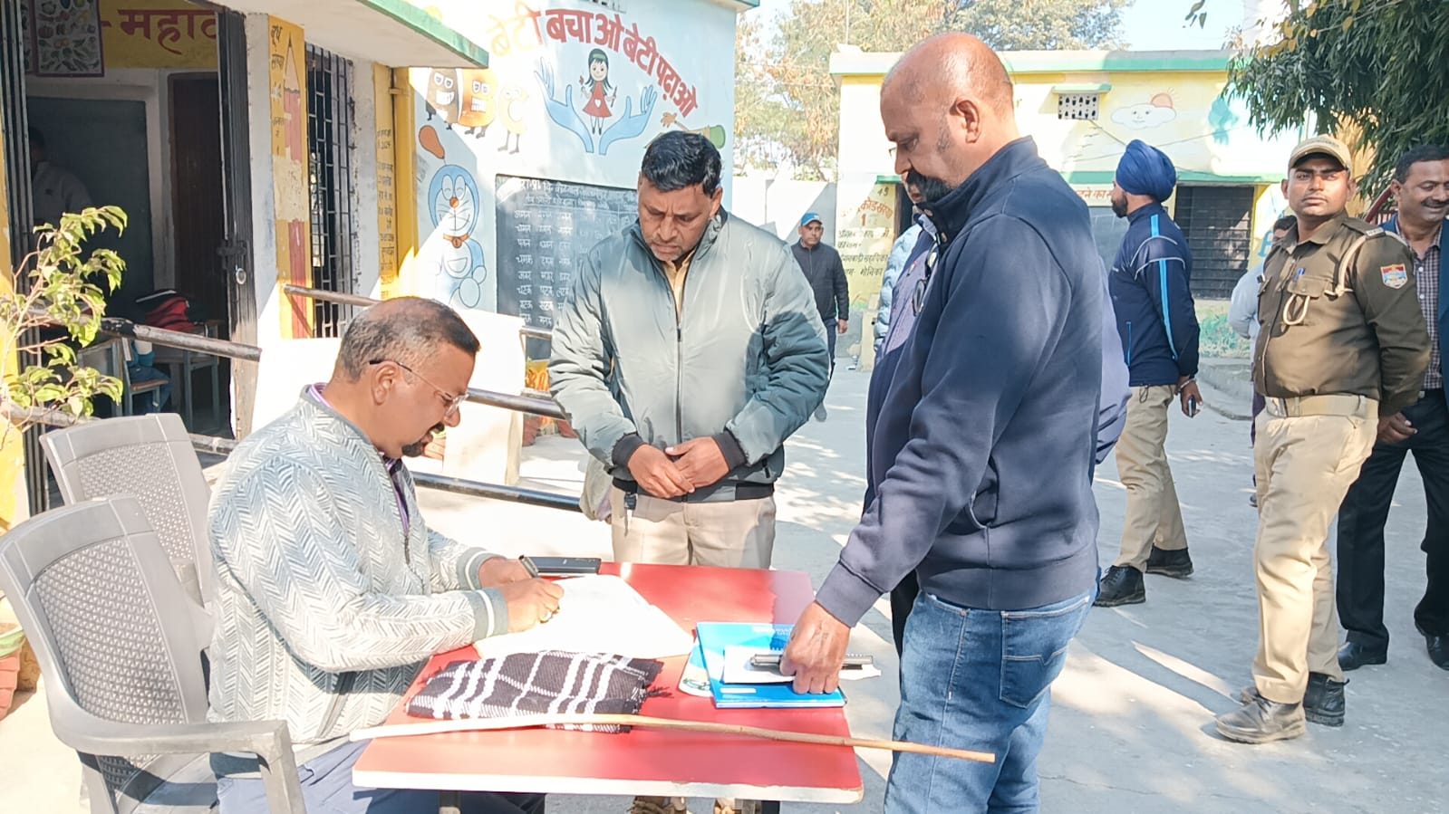 Roorkee: डीएम की अचानक छापेमारी से मचा हडकंप, विभिन्न कार्यालयों मे अनुपस्थित 8 कार्मिकों को नोटिस, वेतन रोकने का आदेश Roorkee: डीएम की अचानक छापेमारी से मचा हडकंप, विभिन्न कार्यालयों मे अनुपस्थित 8 कार्मिकों को नोटिस, वेतन रोकने का आदेश