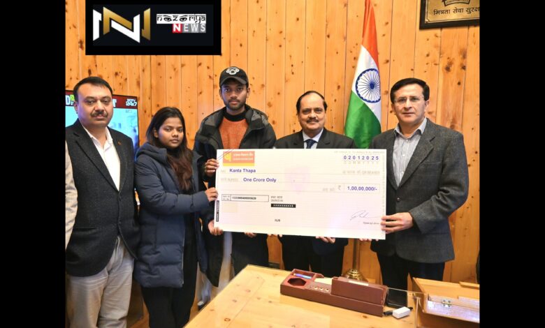 Dehradun: डीजीपी उत्तराखंड ने दिवंगत एएसआई कान्ता थापा के आश्रितजनो को सौंपी 1 करोड़ रुपये की दुर्घटना बीमा राशि