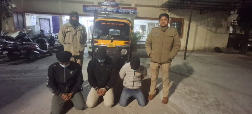 Dehradun: बीच रोड पर व्यक्ति के साथ मारपीट करने वाले 3 अभियुक्तो को पुलिस ने किया गिरफ्तार 