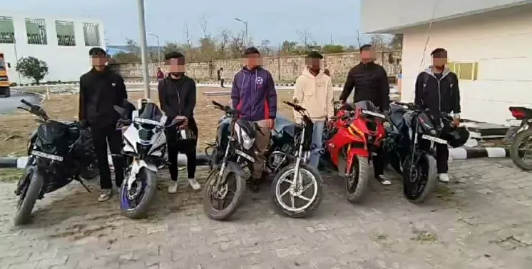 Dehradun: स्टंटबाजी कर रहे 6 स्टंटबाजों के किये चालान Dehradun: स्टंटबाजी कर रहे 6 स्टंटबाजों के किये चालान