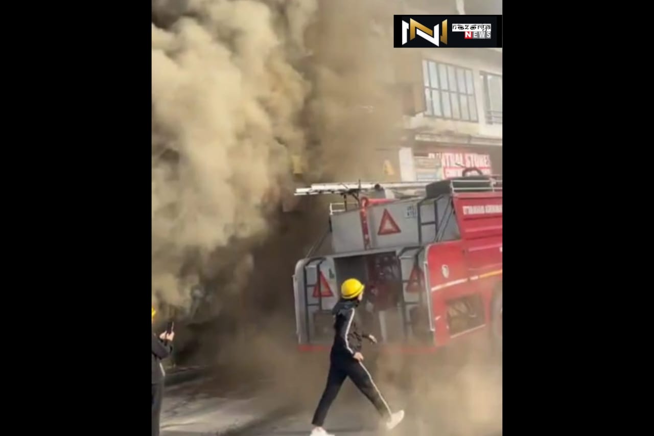 Dehradun: राजपुर रोड स्थित एलोरा बेकरी में आग लगने से मची अफरा तफरी Dehradun: राजपुर रोड स्थित एलोरा बेकरी में आग लगने से मची अफरा तफरी