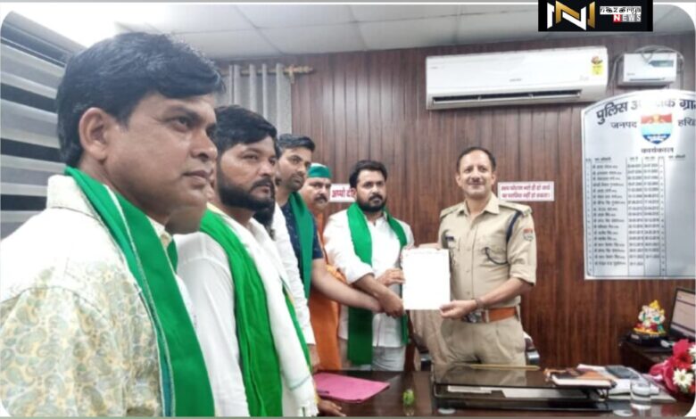 Roorkee: भारतीय किसान यूनियन (एकता) ने चार सूत्रीय मांगों को लेकर एसपी देहात को सोपा ज्ञापन, बोले नहीं लगेगी रोक तो होगा उग्र आंदोलन Roorkee: भारतीय किसान यूनियन (एकता) ने चार सूत्रीय मांगों को लेकर एसपी देहात को सोपा ज्ञापन, बोले नहीं लगेगी रोक तो होगा उग्र आंदोलन