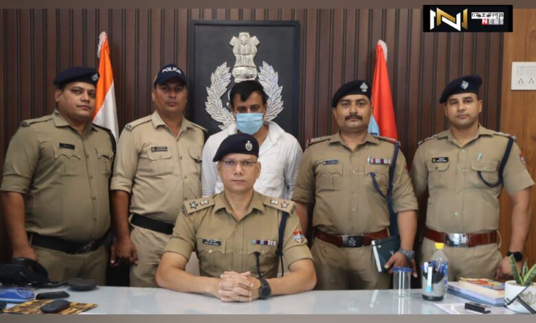 Uttarakhand: गर्लफ्रेंड ने खोली पोल: पुलिस ने गर्लफ्रेंड के जरिए रंगे हाथों पकड़ा हत्या समेत दो दर्जन अपराधों का हिस्ट्रीशीटर Uttarakhand: गर्लफ्रेंड ने खोली पोल: पुलिस ने गर्लफ्रेंड के जरिए रंगे हाथों पकड़ा हत्या समेत दो दर्जन अपराधों का हिस्ट्रीशीटर