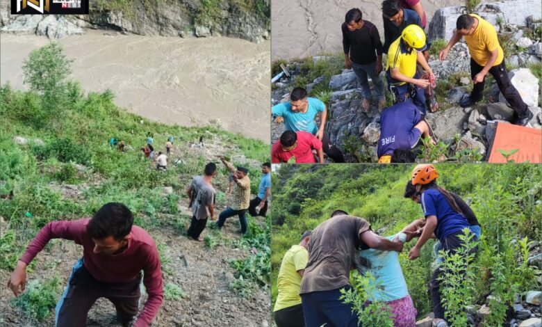 Uttarakhand: रुद्रप्रयाग के घोलतीर क्षेत्रान्तर्गत दुर्घटनाग्रस्त होकर खाई में गिरी बस दो की मौत, 8 घायल, 10 मिसिंग Uttarakhand: रुद्रप्रयाग के घोलतीर क्षेत्रान्तर्गत दुर्घटनाग्रस्त होकर खाई में गिरी बस दो की मौत, 8 घायल, 10 मिसिंग