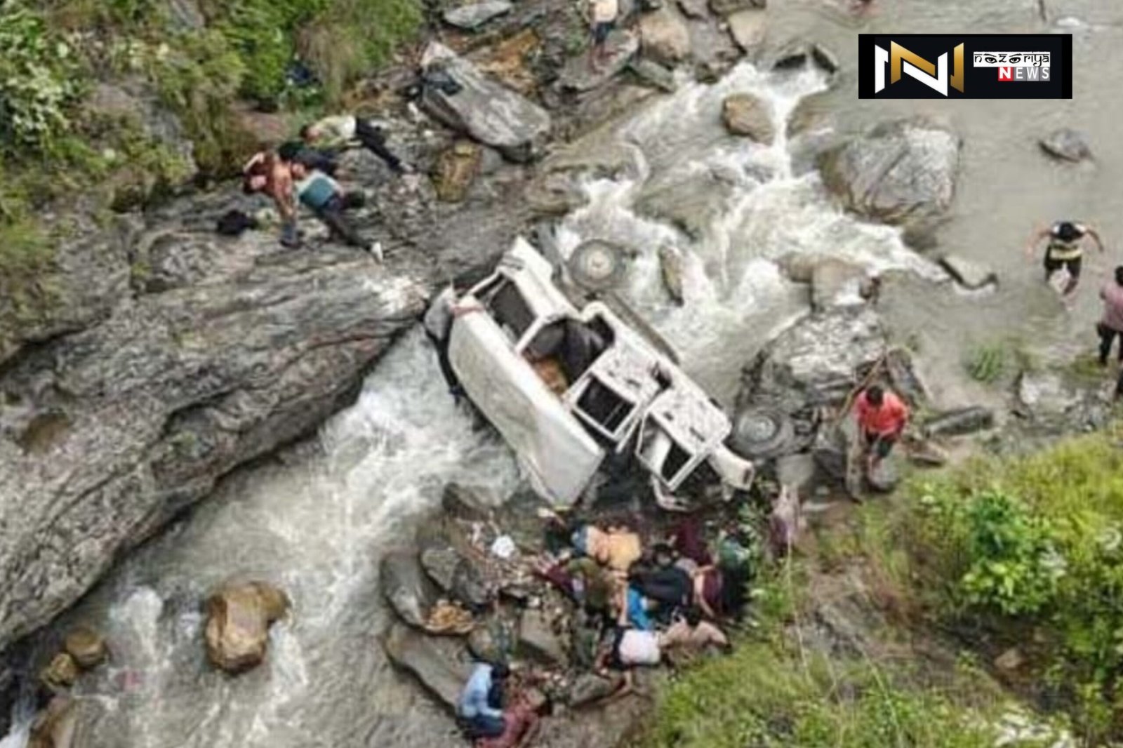 Uttarakhand: भीषण सड़क हादसा, सवारियों से भरी जीप नदी में गिरी, 8 की मौत, 3 घायल Uttarakhand: भीषण सड़क हादसा, सवारियों से भरी जीप नदी में गिरी, 8 की मौत, 3 घायल