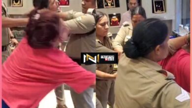 Dehradun: पलटन बाजार में चोरी का प्रयास करते पकड़ी महिला तो पुलिस से ही उलझ गई आरोपी महिला