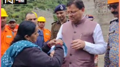 Uttarkashi: आपदा प्रभावित क्षेत्र में दिखा रक्षाबंधन के स्नेह का अनुपम दृश्यबहन, महिला ने धोती फाड़कर सीएम धामी को बांधी राखी Uttarkashi: आपदा प्रभावित क्षेत्र में दिखा रक्षाबंधन के स्नेह का अनुपम दृश्यबहन, महिला ने धोती फाड़कर सीएम धामी को बांधी राखी