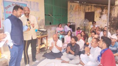 Roorkee: 7 माह से वेतन ना मिलने का मामला: धरने पर बैठे डीएवी डिग्री के शिक्षक एवं कर्मचारी, धरने पर पहुँचे ज्वाइंट मजिस्ट्रेट