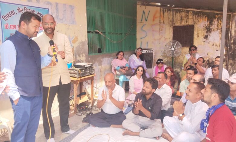 Roorkee: 7 माह से वेतन ना मिलने का मामला: धरने पर बैठे डीएवी डिग्री के शिक्षक एवं कर्मचारी, धरने पर पहुँचे ज्वाइंट मजिस्ट्रेट