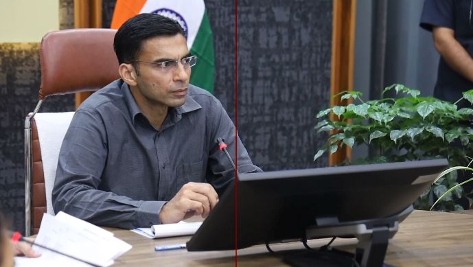 Dehradun: सीएम हेल्पलाईन के निस्तारण में लापरवाही नहीं की जाएगी बर्दाश्त : डीएम