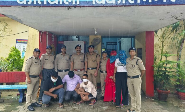 Dehradun: किराये के मकान में चल रहे जिस्म फरोसी के धंधे का खुलासा, किराये के मकान में अनैतिक देह व्यापार करवा रहे केयर टेकर सहित 5 गिरफ्तार