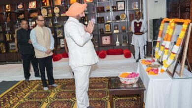 Dehradun: राष्ट्रपिता महात्मा गांधी एवं पूर्व प्रधानमंत्री लाल बहादुर शास्त्री को राज्यपाल ने की श्रद्धांजलि अर्पित