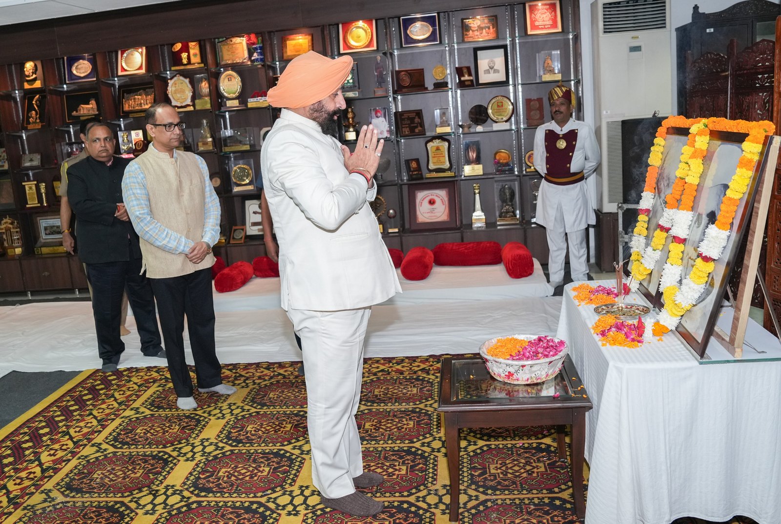 Dehradun: राष्ट्रपिता महात्मा गांधी एवं पूर्व प्रधानमंत्री लाल बहादुर शास्त्री को राज्यपाल ने की श्रद्धांजलि अर्पित Dehradun: राष्ट्रपिता महात्मा गांधी एवं पूर्व प्रधानमंत्री लाल बहादुर शास्त्री को राज्यपाल ने की श्रद्धांजलि अर्पित