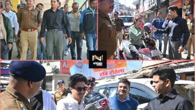 Uttarakhand: जिलाधिकारी एवं एसएसपी ने नगर यातायात व्यवस्था का किया निरीक्षण, चालकों को हेलमेट वितरित कर किया जागरूक