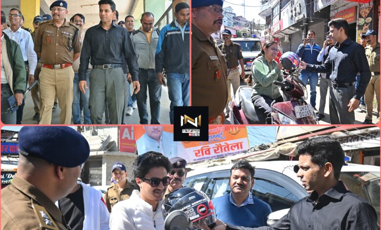 Uttarakhand: जिलाधिकारी एवं एसएसपी ने नगर यातायात व्यवस्था का किया निरीक्षण, चालकों को हेलमेट वितरित कर किया जागरूक Uttarakhand: जिलाधिकारी एवं एसएसपी ने नगर यातायात व्यवस्था का किया निरीक्षण, चालकों को हेलमेट वितरित कर किया जागरूक