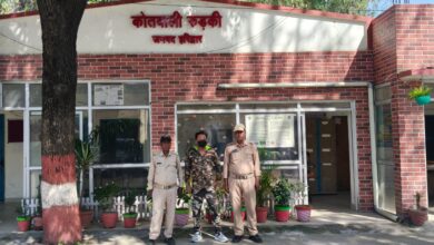 Roorkee: फर्जी सैन्य कर्मी गिरफ्तार, कब्जे से 18 डेबिट कार्ड, सेना की वर्दी, नेम प्लेट, आर्मी कार्ड एवं एक फर्जी ज्वाइनिंग लेटर बरामद