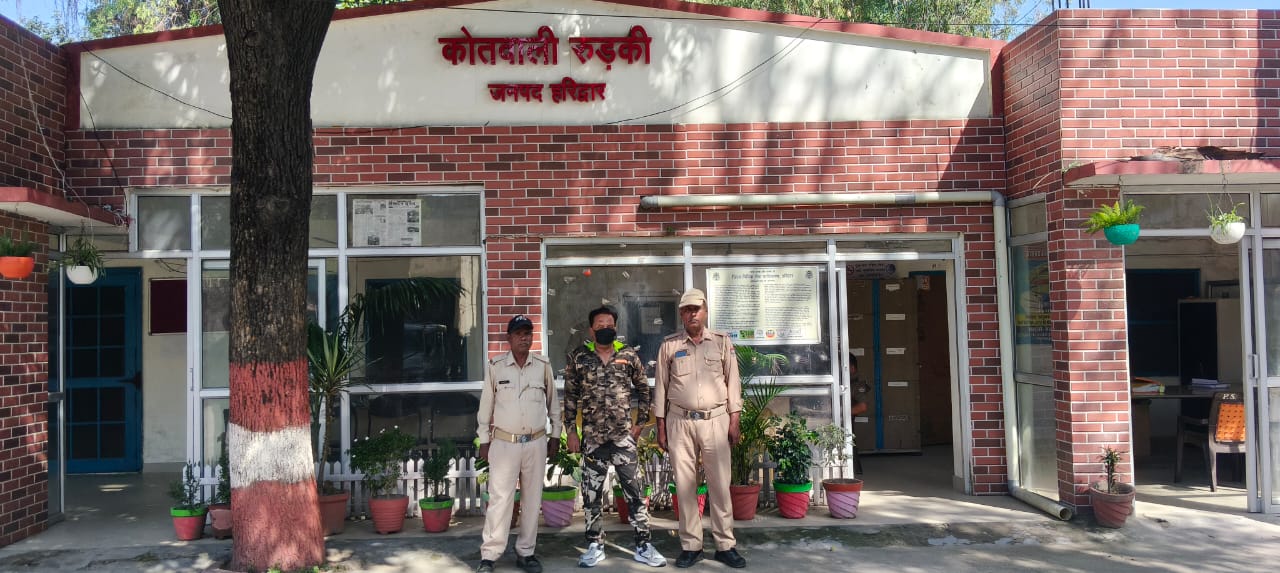 Roorkee: फर्जी सैन्य कर्मी गिरफ्तार, कब्जे से 18 डेबिट कार्ड, सेना की वर्दी, नेम प्लेट, आर्मी कार्ड एवं एक फर्जी ज्वाइनिंग लेटर बरामद