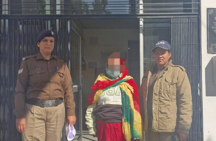 Haridwar: दहेज हत्या के मामले में फरार आरोपी गिरफ्तार, गांव छोड़कर भागने की फिराक में थी महिला आरोपी Haridwar: दहेज हत्या के मामले में फरार आरोपी गिरफ्तार, गांव छोड़कर भागने की फिराक में थी महिला आरोपी