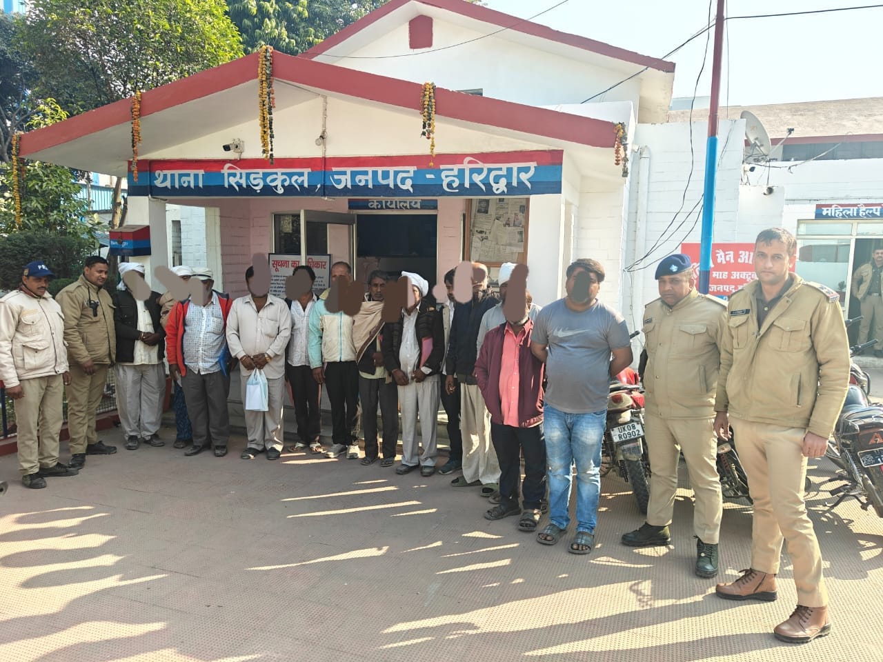 Haridwar: “ऑपरेशन कालनेमी”– बाबाओं का भेष भर कर रहे जादू टोना करने वाले 12 बहरूपी बाबाओं को दबोचा