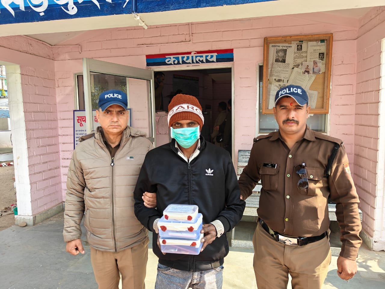 Haridwar: नशा तस्करों के खिलाफ पुलिस की कार्रवाई, 61.73 ग्राम अवैध स्मैक के साथ धर दबोचा हिस्ट्रीशीटर सोनू पाल Haridwar: नशा तस्करों के खिलाफ पुलिस की कार्रवाई, 61.73 ग्राम अवैध स्मैक के साथ धर दबोचा हिस्ट्रीशीटर सोनू पाल