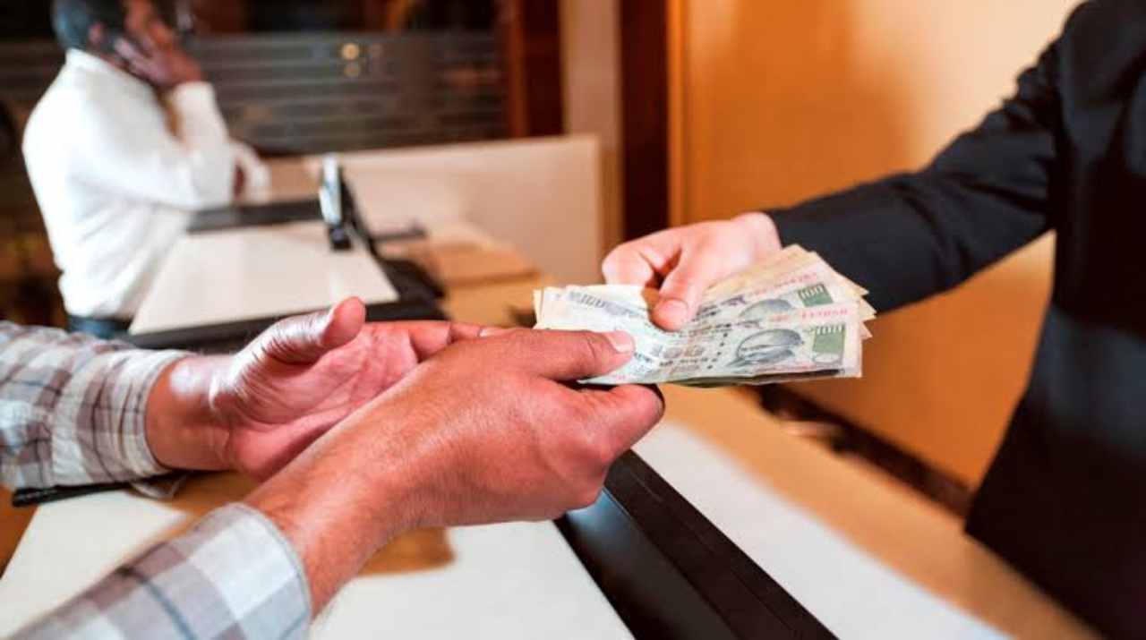 Haridwar: विजिलेंस की बड़ी कार्रवाई, डीएसओ समेत दो रिश्वत लेते रंगे हाथ गिरफ्तार Haridwar: विजिलेंस की बड़ी कार्रवाई, डीएसओ समेत दो रिश्वत लेते रंगे हाथ गिरफ्तार