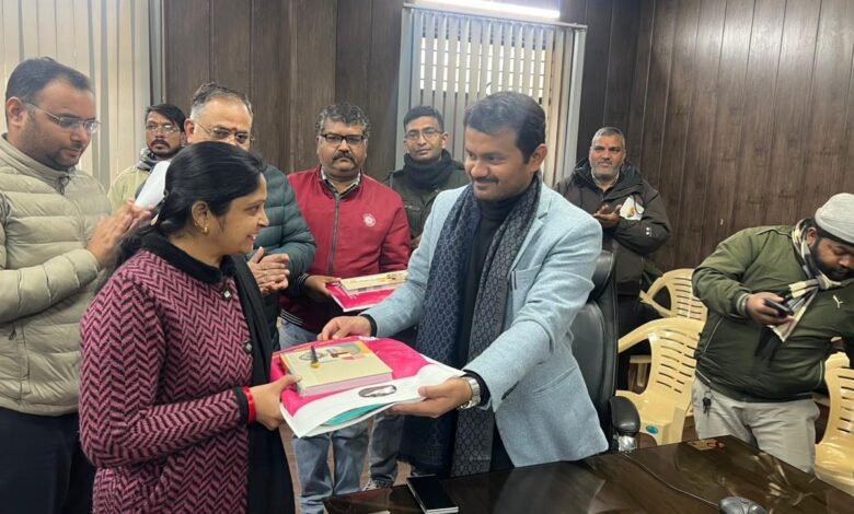 Roorkee: प्री–एसआईआर निर्वाचन कार्य में सराहनीय प्रगति पर बीएलओ का रुड़की एसडीएम व तहसीलदार ने किया सम्मान