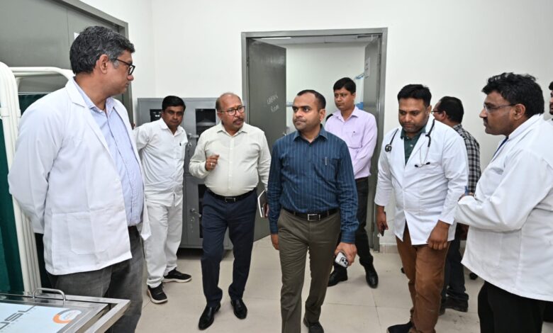 Haridwar: जिलाधिकारी मयूर दीक्षित ने किया भूपतवाला प्राथमिक स्वास्थ्य केंद्र का निरीक्षण