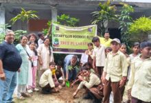 Roorkee: रोटरी क्लब रुड़की एलीट ने “एक पेड़ माँ के नाम” अभियान के अंतर्गत विद्यार्थियों संग किया वृक्षारोपण