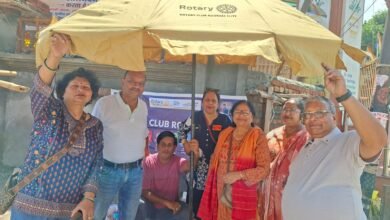 Roorkee: रोटरी क्लब रुड़की एलीट द्वारा छातों का वितरण