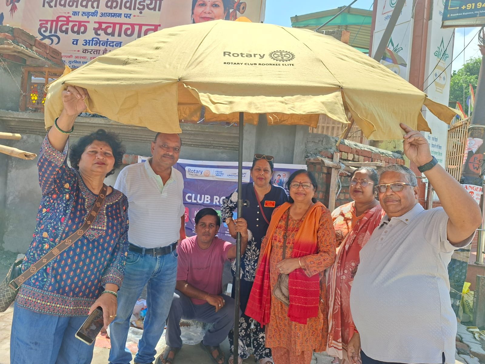 Roorkee: रोटरी क्लब रुड़की एलीट द्वारा छातों का वितरण