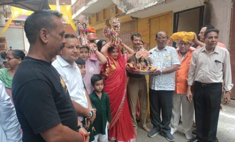 Roorkee: श्री राधे राधे कृष्ण सेवा समिति की द्वारा निकाली गई श्री राधा रानी की भव्य शोभायात्रा, सुंदर झांकियों ने मोहा श्रद्धालुओं का मन